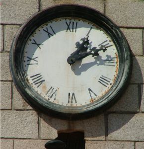 reloj de torre mal estado